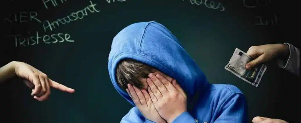 Adolescent victime de harcèlement scolaire et d'intimidation, illustrant la souffrance psychologique et l'isolement.