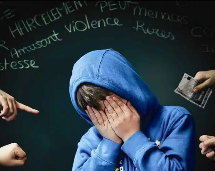 Adolescent victime de harcèlement scolaire et d'intimidation, illustrant la souffrance psychologique et l'isolement.